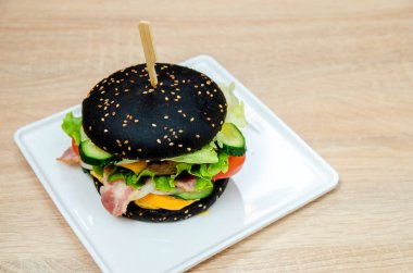 Siyah burger et, Barbekü ve peynir'de bir tabloda bir restoran. Serin lokanta güzel burger Restoran