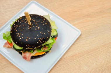 Siyah burger et, Barbekü ve peynir'de bir tabloda bir restoran. Serin lokanta güzel burger Restoran