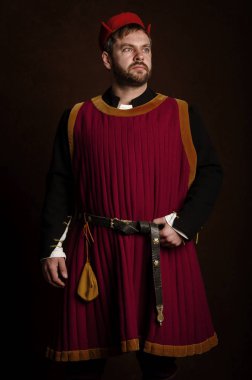 15. yüzyıl stilize kostüm (Ortaçağ) bir yaşlı arka planda adam (aktör). Hobi, Ortaçağ hayat yeniden inşası. Avrupa ikamet tarihi kostüm.
