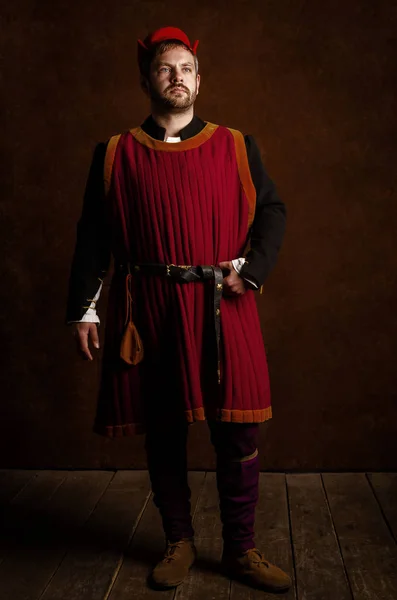 Άνδρα Ηθοποιός Κοστούμι Μεσαιωνικό Ένα Τυποποιημένο Φόντο Του 15Ου Αιώνα — Φωτογραφία Αρχείου