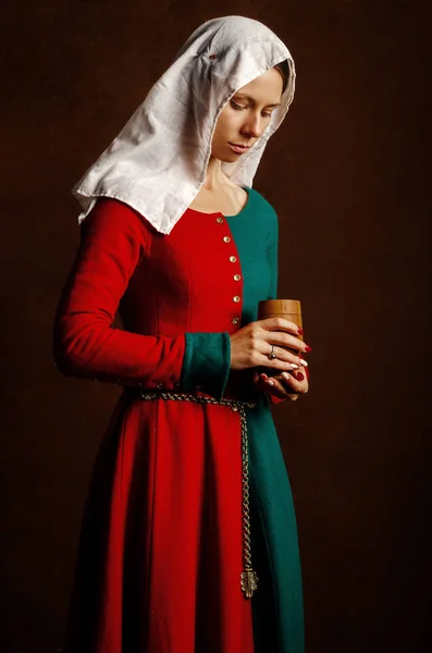 Retrato Una Hermosa Niña Vestido Medieval Rojo Verde Sobre Fondo — Foto de Stock