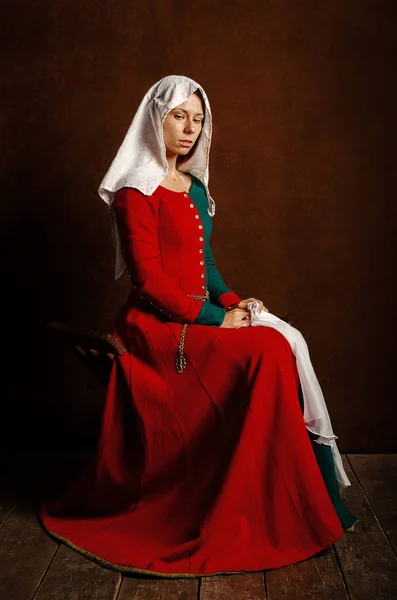 赤と茶色の背景に緑の中世ドレスで美しい少女の肖像画 中世の復興 — ストック写真