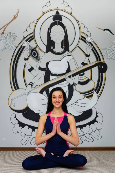 Belle Femme Entraîneur Yoga Assis Position Lotus Sur Fond Image — Photo
