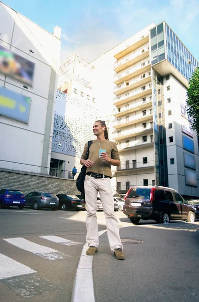 Jovem Elegante Alto Hipster Está Rua Uma Grande Cidade Barulhenta — Fotografia de Stock