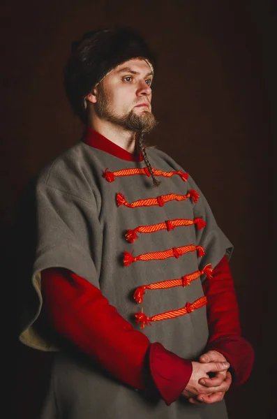 Portrét Muže Středověkém Kostýmu Tmavém Pozadí Oblečení Polské Šlechty Hrdý — Stock fotografie