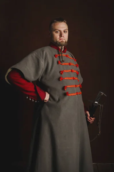 Portrét Muže Středověkém Kostýmu Tmavém Pozadí Oblečení Polské Šlechty Hrdý — Stock fotografie
