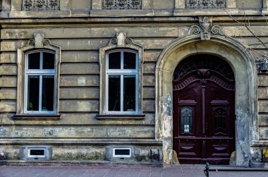 Güzel çift oyma ahşap ön kapılar. 