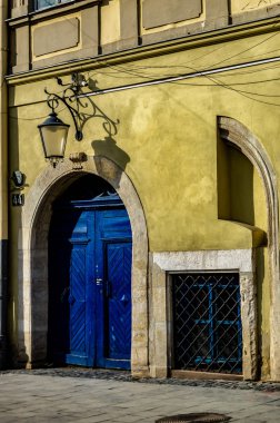 Güzel çift oyma ahşap ön kapılar. 