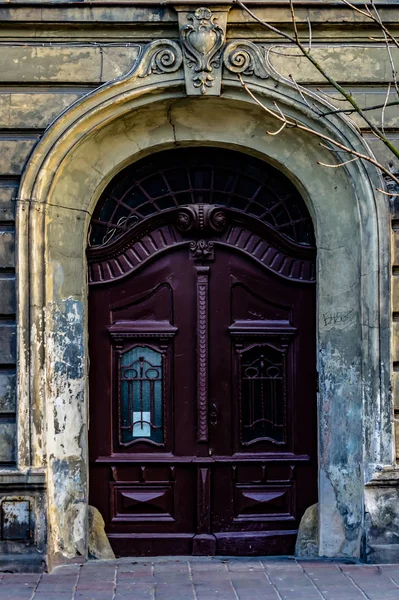 Beautiful double carved wooden front doors. — Stock Photo, Image