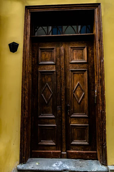 Beautiful double carved wooden front doors. — Stock Photo, Image