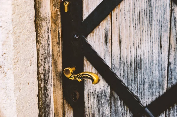 Hermosa manija de puerta de bronce (latón) con monogramas — Foto de Stock