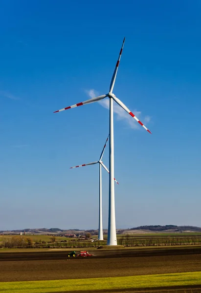 Väderkvarn i ett grönt fält mot en blå himmel. Naturligt vänlig — Stockfoto