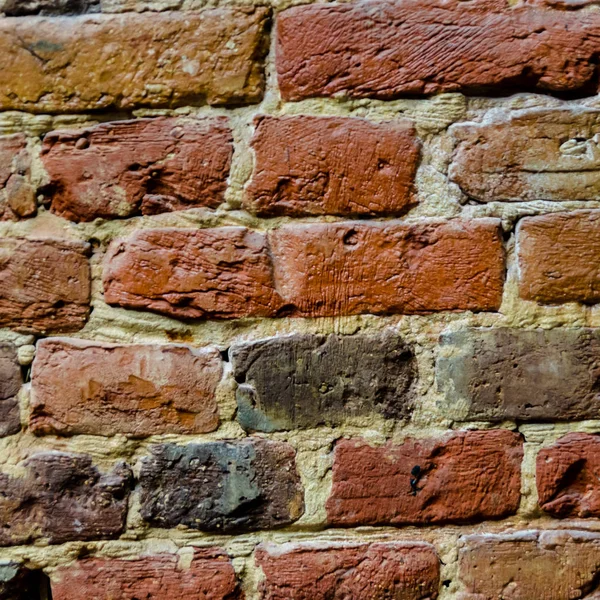 Abstracte achtergrond-een oude muur van rode keramische bakstenen. — Stockfoto