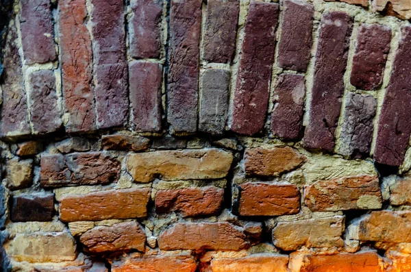Abstracte achtergrond-een oude muur van rode keramische bakstenen. — Stockfoto