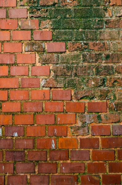 Abstracte achtergrond-een oude muur van rode keramische baksteen beschadigd b — Stockfoto