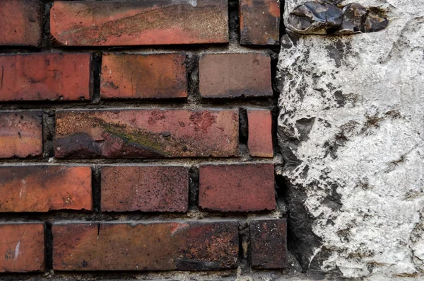 Цегляна стіна в поєднанні з цементною штукатуркою — стокове фото
