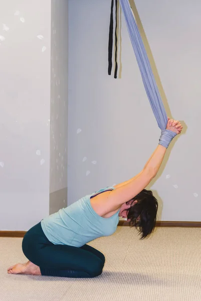 Mujer atractiva haciendo yoga con mosca en una hamaca en el estudio — Foto de Stock
