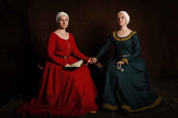 Dvě sestry (dvojčata) ve středověkých kostýmech hrají šlechtu. Dokonce — Stock fotografie