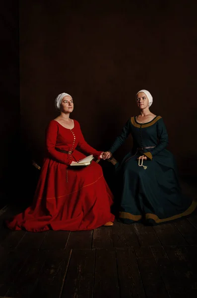 Deux sœurs (jumelles) en costumes médiévaux jouent la noblesse. Même — Photo