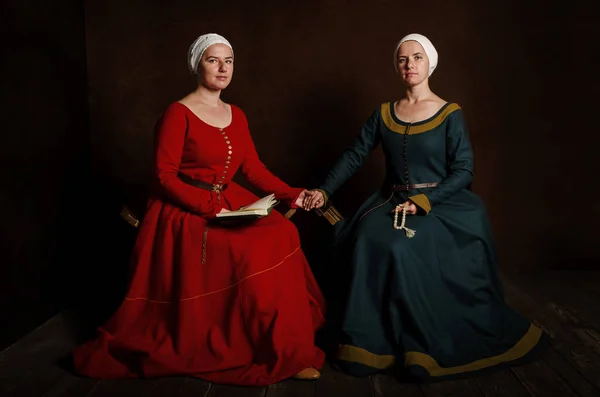 穿着中世纪服装的两个姐妹 (双胞胎) 扮演贵族。甚至 — 图库照片