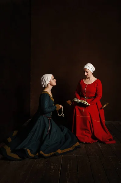 Ortaçağ kostümleri iki kız kardeş (ikiz) asalet oynamak. Bile — Stok fotoğraf