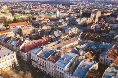 Eski bir Avrupa şehrinin çatısının en iyi görünümü - Lviv. 