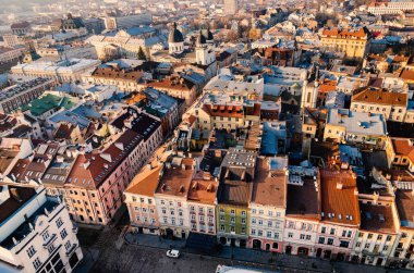 Eski bir Avrupa şehrinin çatısının en iyi görünümü - Lviv. 