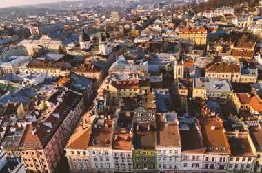 Eski bir Avrupa şehrinin çatısının en iyi görünümü - Lviv. 