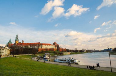 Şubat sonunda gün batımında Krakow Wawel Kalesi, sakin sıcak 