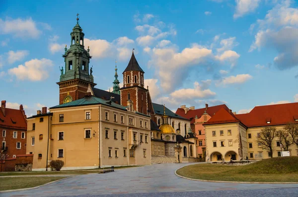 Şubat sonunda gün batımında Krakow Wawel Kalesi, sakin sıcak 