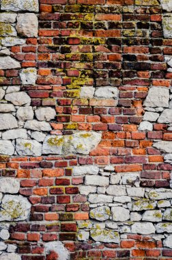beyaz taş ve kırmızı tuğla eski duvar. Yapı malzemelerinin karışımı