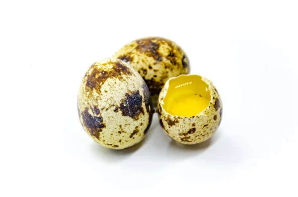 Dois ovos de codorna inteiros e uma mancha marrom crua quebrada — Fotografia de Stock
