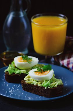 Sağlıklı sağlıklı atıştırmalık (kahvaltı) - avokado ve bir sandviç 