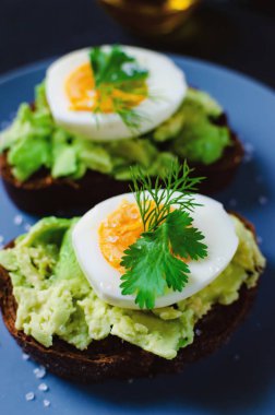 Sağlıklı sağlıklı atıştırmalık (kahvaltı) - avokado ve örneğin sandviç