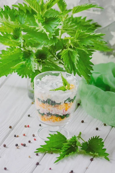 Exotische salade met brandnetels en eieren in een glas bekleed in lagen. — Stockfoto