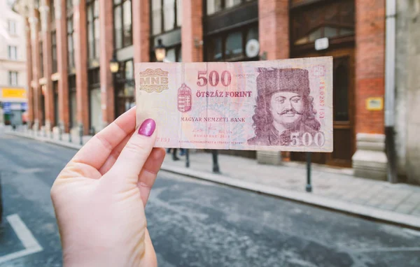 Billete de quinientos (500) florines en mano femenina — Foto de Stock