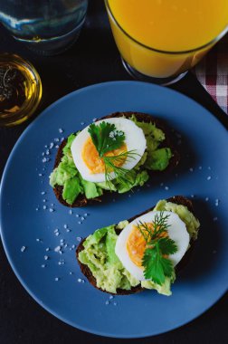 Sağlıklı sağlıklı atıştırmalık (kahvaltı) - avokado ve bir sandviç 