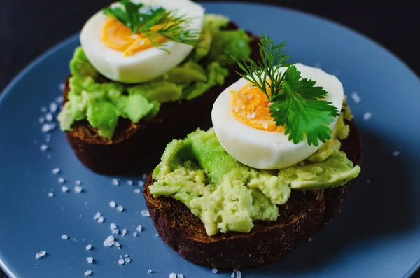 Sağlıklı sağlıklı atıştırmalık (kahvaltı) - avokado ve örneğin sandviç