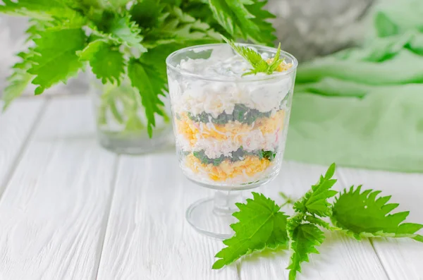 Екзотичний салат з кропивою та яйцями у склянці, викладеному шарами . — стокове фото