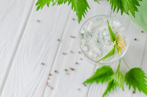 Exotische salade met brandnetels en eieren in een glas bekleed in lagen. — Stockfoto