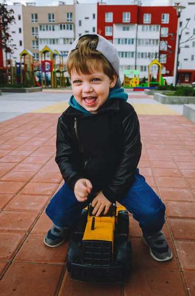 Niño con estilo de tres años de edad en una chaqueta de tendencia negro y una gorra — Foto de Stock