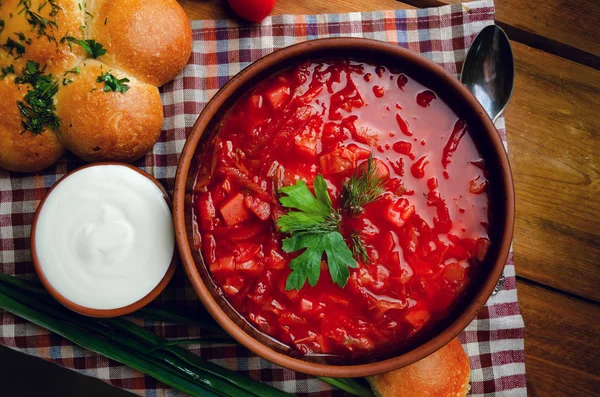 Oekraïense nationale keuken-rode Borsch met donuts in een klei Bo — Stockfoto