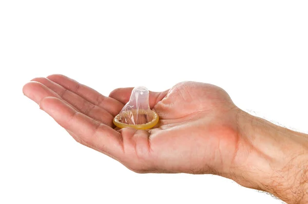 Rostogolit prezervativ minciuni pe palma omului — Fotografie, imagine de stoc