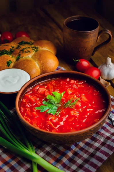Українська національна кухня-Червоний борщ з пампушками в глиняній мисці — стокове фото