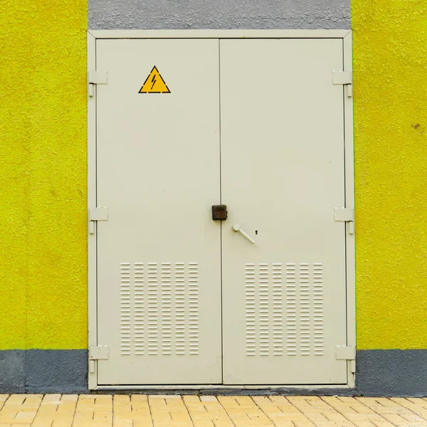 Porta cinza de ferro de uma caixa de transformador . — Fotografia de Stock