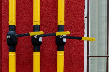 # Sarı gaz borusu ve bir vinç Yeni bir mult boyunca uzanır #