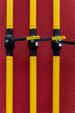 # Sarı gaz borusu ve bir vinç Yeni bir mult boyunca uzanır #