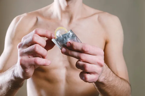 Bis zur Taille bricht ein nackter, attraktiver Mann in schwarzen Jeans (offen — Stockfoto