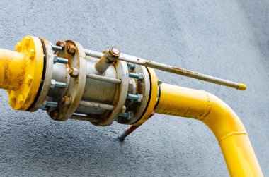 # Sarı gaz borusu ve bir vinç Yeni bir mult boyunca uzanır #