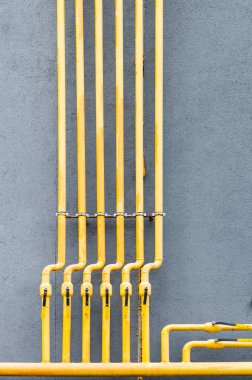 # Sarı gaz borusu ve bir vinç Yeni bir mult boyunca uzanır #